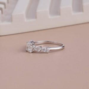 Elegant 5-Stone Round Cut Diamond Ring for Women